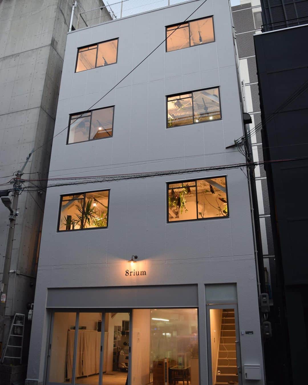 大阪・東京のアクアリウムならa.a.c.のインスタグラム：「新年あけましておめでとうございます。  本日から弊社では仕事始めです。  昨年は、後半は特に移転＋新ブランド立ち上げに追われ準備期間となってました。  ようやくカタチになってきました「8rium」。  本質的には今まで自分たちがやって来たことと変わらないのですが、  水中だけでなく、植物、爬虫類、昆虫など、各業界の専門家の方々と協力して  より幅広い企画提案ができればと思います。  移転先は4F建の一棟貸し！  ラボやショールームも少しづつ作り上げています。  少しづつご紹介していければと思います。  2023年も宜しくお願い致します。  #インテリア #インテリアアクアリウム #水草 #水槽 #水槽のある暮らし #熱帯魚 #海水魚 #水槽レンタル #水槽メンテナンス #大阪 #東京 #アクアポニックス  #art #aquarium #fish #空間デザイン #オフィスデザイン #オフィスグリーン #オーダーメイド水槽 #インテリアコーディネート #グリーンコーディネート #内装デザイン #水槽設計 #水槽施工 #北堀江」