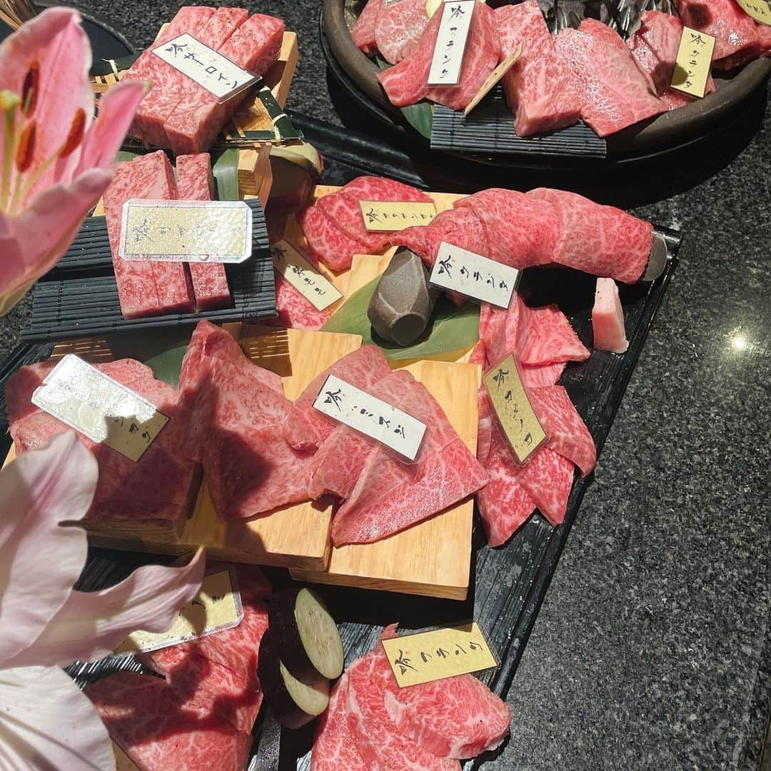 尾崎牛_肉割烹_吟_難波のインスタグラム：「おはよう御座います。 吟難波店でございます。  2日～5日 17：00　～　22：00 6日通常営業 17：00　～　23：00  こちらのお写真は 【吟華盛】でございます 当店メインの焼肉スタイル！！ ぜひご賞味くださいませ  Open　17時00分 close 23時00分  コースラスト　20時30分 アラカルトラスト　　21時45分  ■開催中■ 〜吟難波限定〜 LINE友達募集 1度でも吟難波店にご来店くださった お客様のみプレミアムクーポンなど 配信致します。 例:10%、20%、30%off もしや半額やコース1名様分無料など 絶対にお得です   ■緊急募集■ 年齢問わず未経験大歓迎 研修期間は1ヶ月〜3ヶ月程度 研修期間の時給1000円〜スタート 昇給あり賄いあり 17:00〜23:00 (高校生22:00まで)  10代から20代後半までの 幅広い仲間関係楽しく仕事できます！  〒542-0076 大阪府大阪市中央区難波1-8-16 NAMBA HIPS 10F TEL 06-6214-1131 17:00〜23:00  #meat #namba #gin #Ozaki beef #meat #private room #night view #namba hips  #難波 #肉 #吟 #なんば #尾崎牛 #難波駅 #ぎんかもり　 #吟華盛　 #大阪難波　 #夜景　 #なんばHIPS　 #ヒップス #個室 #ワイン #スパークリング #記念日 #誕生日 #肉好きな人と繋がりたい #カップル席 #大阪グルメ #難波グルメ #難波ディナー #難波クーポン」