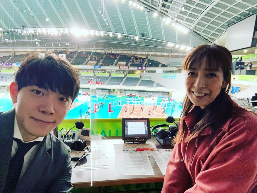 中村剛大さんのインスタグラム写真 - (中村剛大Instagram)「【 #春高バレー 2023全国大会】  今年も最初の仕事は 春高バレー全国大会の実況から  女子1回戦  富山県 #高岡商業 × 山形県 #米沢中央 の試合を #大林素子 さんとご一緒させていただきました✨  大会は #スポーツブル で準決勝まで生配信。CSフジテレビでも生放送、 各地域のフジテレビ系列の放送局では深夜から録画放送されます。UHBでも今日深夜から!!  毎年、心洗われ、震える大切なお仕事。今年も期間中、高校生と一緒に青春してきます!!  #春高 #春に翔ける  #ハイキュー #オレンジコート #uhb #春高バレー2023」1月4日 15時16分 - gotan1207