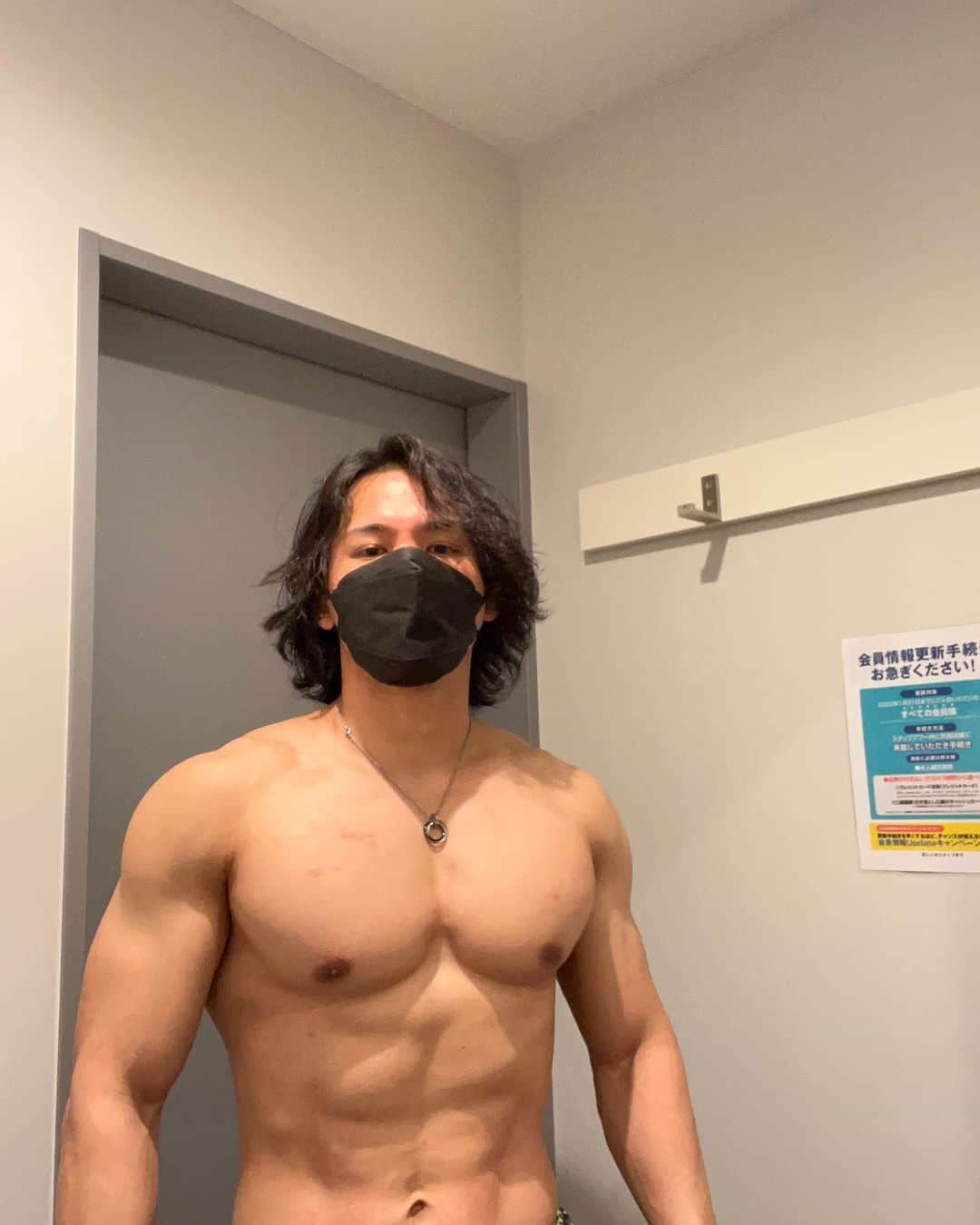 吉岡世起のインスタグラム：「遅れましたがあけましておめでとうございます🌅  ダイエット宣言をしたものの 元日からチートし 2日はジムに行くも器具が埋まっていて引き返すこと3回 昨日ジム初めするもお店が開いてなくチート それでも少しずつ体脂肪率は下がってきております！ 今後はストーリーで報告していこうかなと画策しております」