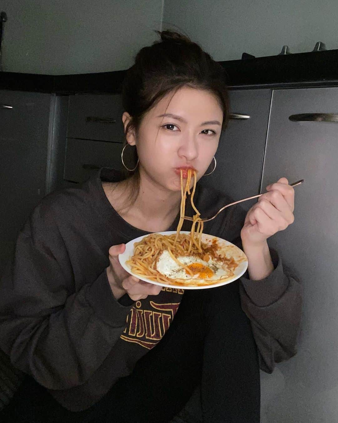 のインスタグラム：「微波義大利麵 再煎顆蛋來吃 心血來潮 突然想拍個照 拍完照之後 再微波一次😂  微波兩次會怎樣嗎？」