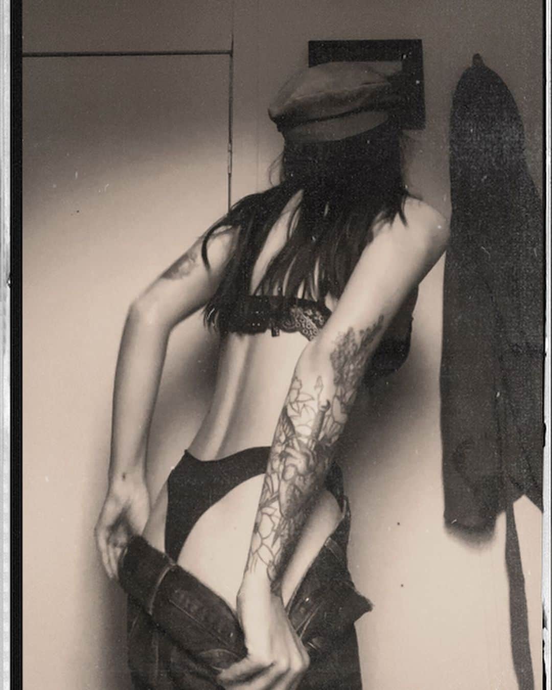 Acacia Brinleyのインスタグラム：「- Incase I forget how to put pants on.」
