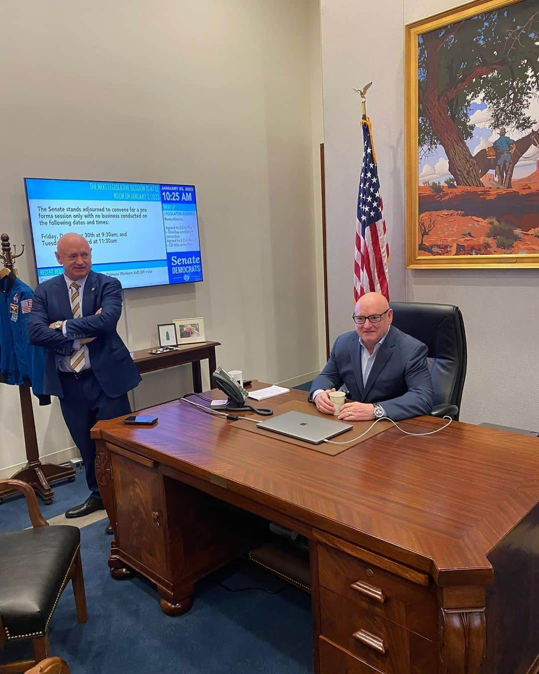 スコット・ケリーさんのインスタグラム写真 - (スコット・ケリーInstagram)「Swearing in day for @senmarkkelly! I think I could do the job, or at least sit in the chair. Congrats, AZ!」1月4日 7時10分 - stationcdrkelly