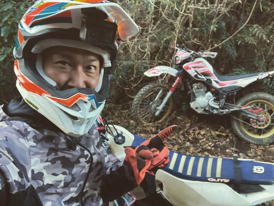 のインスタグラム：「誰ですか、山の中でセロー捨てていったのは！！林道ツーリングしてたら見つけたぞ❗️  #OGAチャンネル #kazackチャンネル #林道六級 #和歌山オフローダー #ナリオチャンネル #ケモスター #セローで遊ぶ  のステッカーが貼ってある！ 早く回収してあげてね👊」
