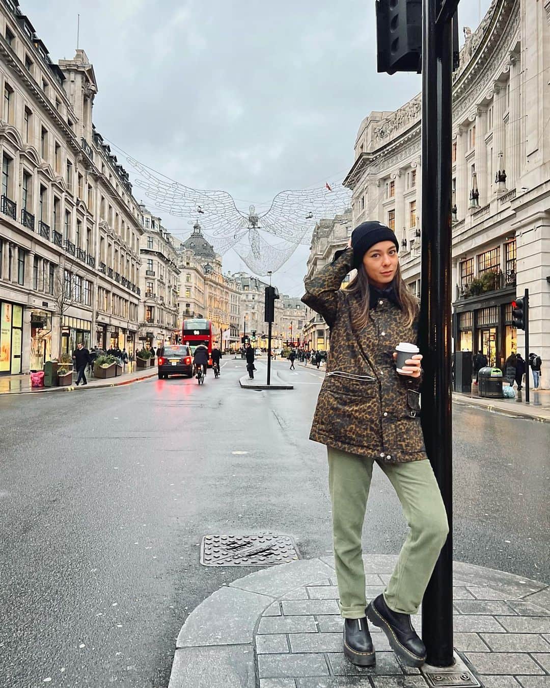 MiChiのインスタグラム：「We didn’t have Indy today so I got the chance to stand in the middle of the street and pose.  Here is the result. ↑😂  Another rainy day here in London, but it was a good one nonetheless ❤️  #london#momlife#uk」