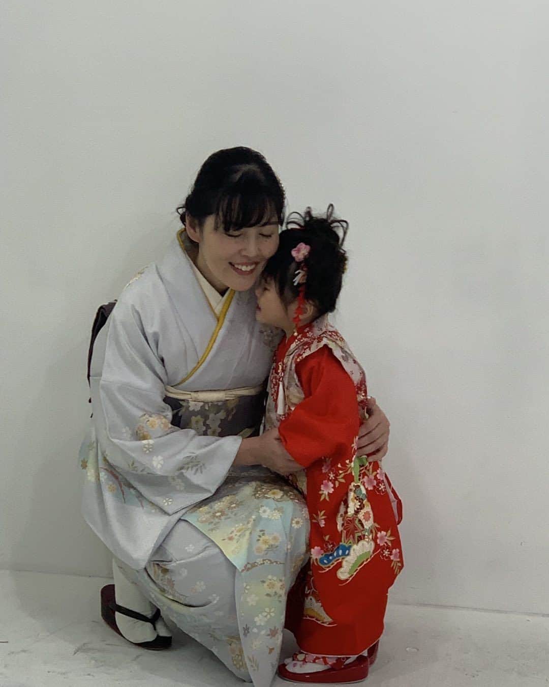 岡田みはるのインスタグラム：「謹賀新年⛩🌅 あけましておめでとうございます。  育児と仕事に明け暮れた昨年でした。今年は少しでも自分のしたいことができたらいいなと思っています。 いかがお過ごしでしょうか。 また一年、ごいっしょに。新しい年もどうぞよろしくお願い致します。 #謹賀新年　#新年のご挨拶 #駆け込み年末七五三」