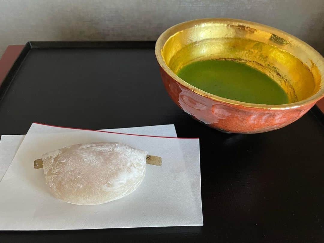 住吉美紀のインスタグラム：「三ヶ日の締めは #菱葩餅 。大好き。味噌と牛蒡に感じるお正月。 今年も #抹茶 ライフを味わう所存。  #お茶は生きがい #塩野 #和菓子 #茶の湯 #茶道 #matcha」