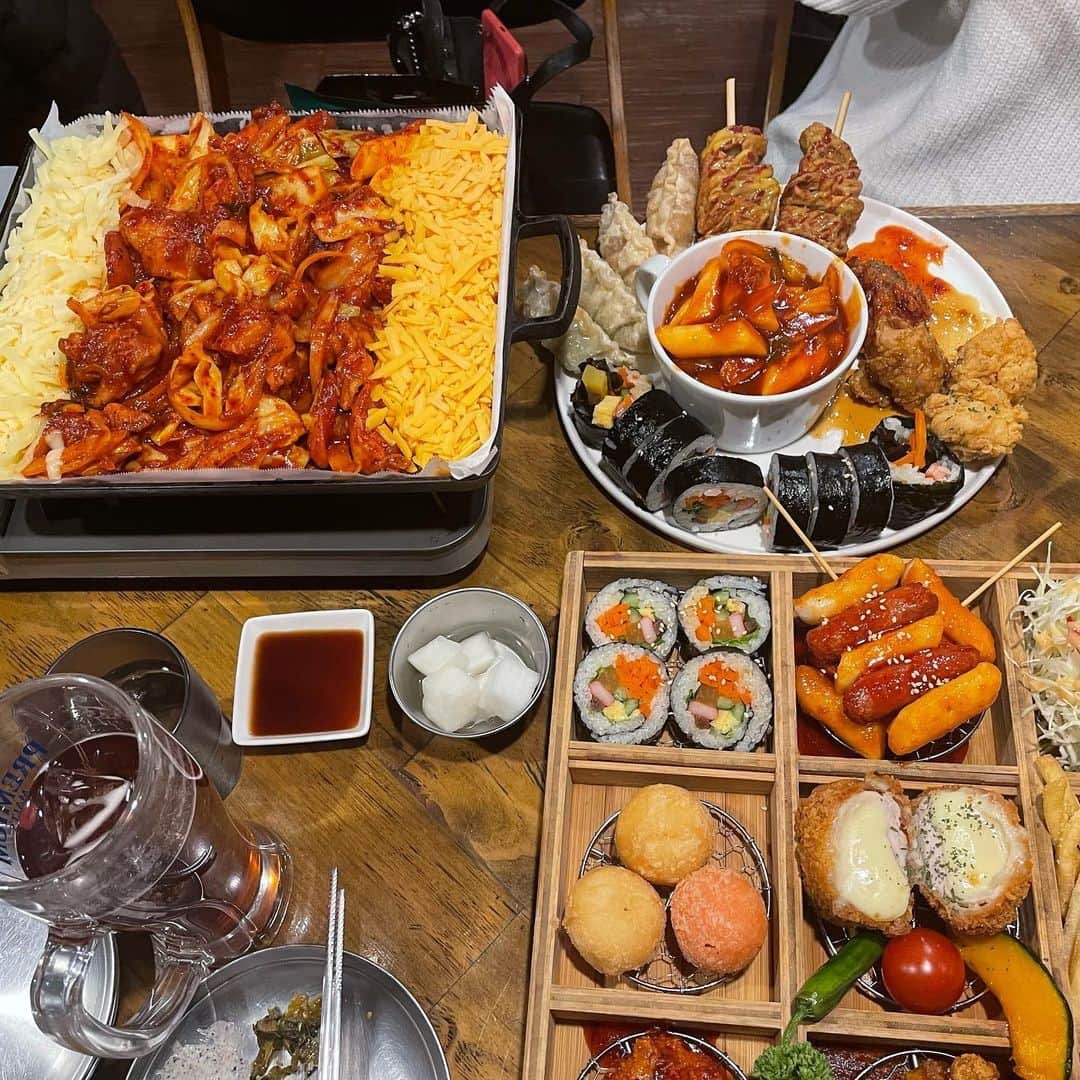風子さんのインスタグラム写真 - (風子Instagram)「明けましておめでとうございます！今年もよろしくお願いします！  年末に新大久保で仲間と忘年会で韓国料理食べてきた😺  ポチャセットは韓国の屋台で食べれそうなおでんとかキンパとかトッポギとか入ってた😺  久々にチーズタッカルビ食べたくて🧀チョイス😺 正解だった✨辛いけどチーズと合うよね〜  韓国料理ってボリューム満点だよね😹❤️3人でお腹はち切れた😹  PR @monnangamja_japan #新宿韓国料理 #新宿グルメ #新宿ディナー #ヤンニョムチキン #モンナンカムジャ」1月4日 9時44分 - pchan030