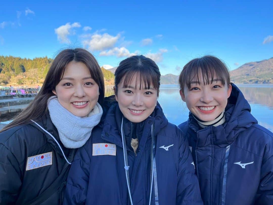 黒田みゆのインスタグラム：「あけましておめでとうございます🌅  第99回箱根駅伝が終わり、ようやく新年を感じています🏃  芦ノ湖にて、 さとりなさん、凜さんと☺️ 朝日に照らされる富士山がとても綺麗で見惚れました  #第99回箱根駅伝」