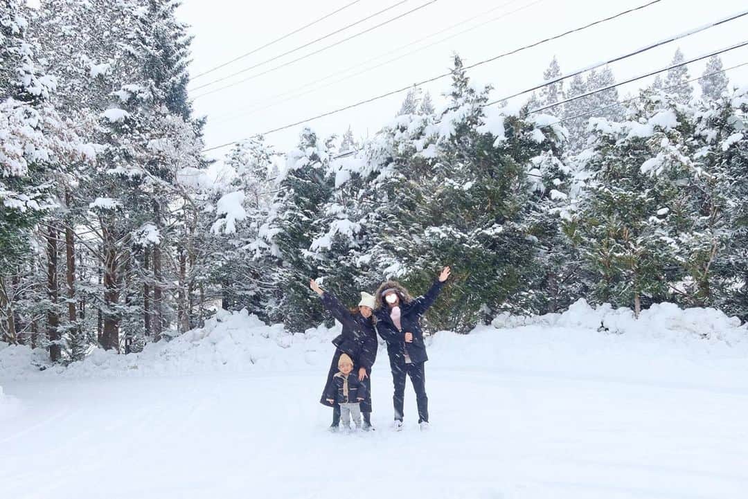 Mai Wakimizuのインスタグラム：「吹雪の中でもしつこく家族写真撮りました♡笑 遠くてほぼ見えてないけど、珍しく息子の穏やかな表情が気に入ってる♡THE 和顔♡笑 今回ご縁があり初めて訪れた青森、林檎にマグロに帆立、そしてねぶたに温泉！今回断念した美術館やアップルパイのお店など、行きたかった場所はまだまだあったけどまたいつの日か来れる日を楽しみに♡雪国旅行、これにて完＼(^o^)／ #家族写真#青森」