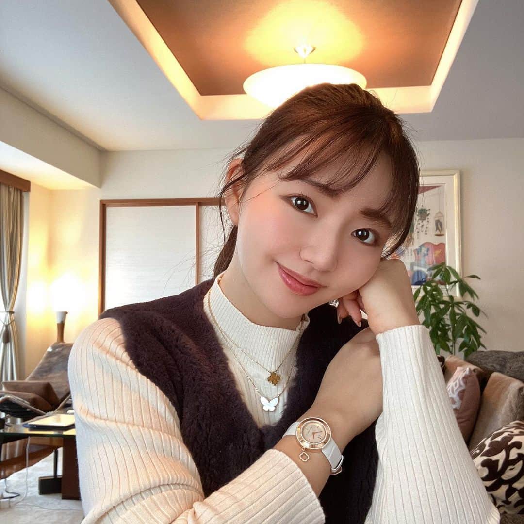 木下マリアのインスタグラム：「.  2023 明けましておめでとうございます🎍✨  平素のご無沙汰をお詫び申し上げます。 皆様にとりまして幸多き一年となりますよう 心からお祈り致します🐰💫  .  久しぶりに実家金沢に帰り、みかんを食べすぎるお正月を過ごしました🍊 真っ黄色の爪を隠した写真をお届けします。  .  2022は数多くの方と出会い、支えられた1年でした。 本当にありがとうございました。  2023は感謝を胸に、現状に留まらず、挑戦をし続けたいと思います✨  今年もどうぞよろしくお願いします🐰✨  .  #2023」