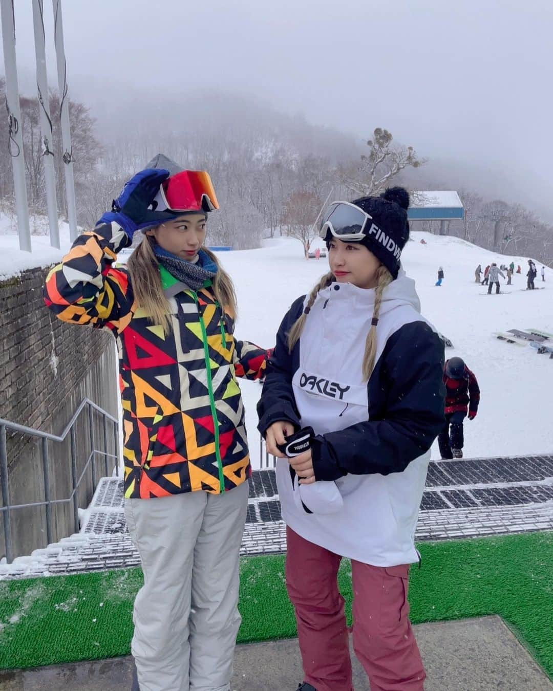 安田祐香のインスタグラム：「このあいだ家族でスキーに行ってきました🎿 お姉ちゃんはいつも面白くて優しいです😂  アイウェアはオークリーなのですが、曇りでも晴れでもとても見やすくて目が全然疲れませんでした👀  オフの期間しっかりトレーニングして過ごしていきたいと思います😀😀」