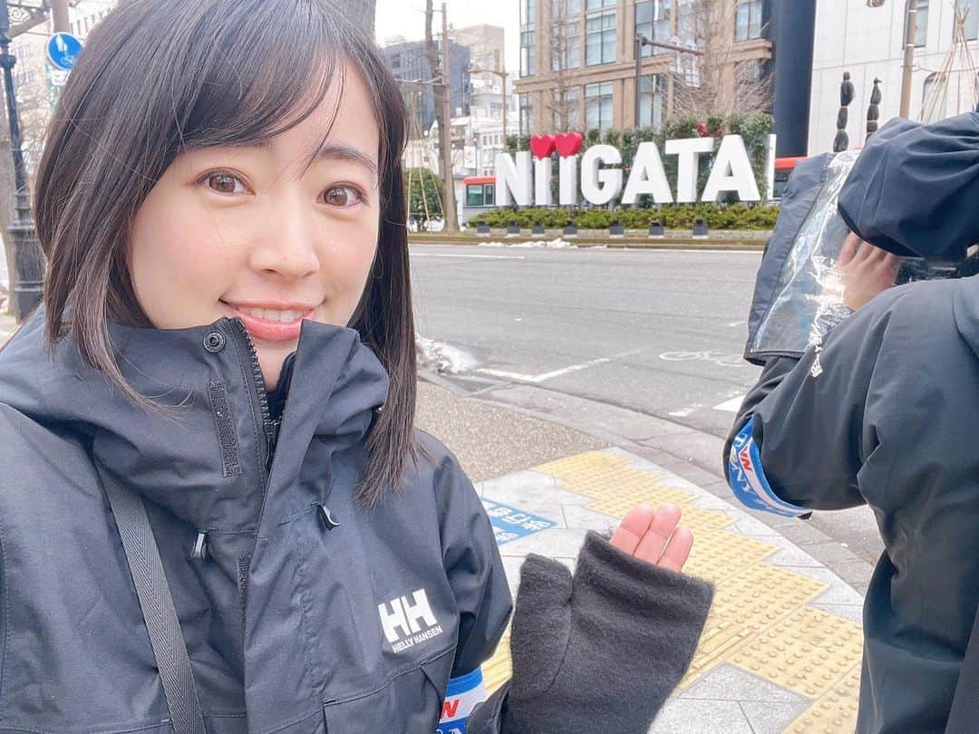 大谷萌恵のインスタグラム：「あけましておめでとうございます  私は今日が仕事始めです。  新年最初のお仕事は、朝の新潟駅での街頭インタビューでした！  どんな一年にしたいか…今年の目標は？などなど 新年への意気込みを伺いました。  お話を聞かせていだき、 なんだか皆さんと一緒に新年をスタートできた気がします🐇🤍  お忙しい中インタビューに応えてくださった方々、 ありがとうございました！  そして、 皆さんにとって2023年が素晴らしい一年になるように願いながら、私も精一杯頑張ります。  #しごとはじめ #2023 #新潟駅 #本年もよろしくお願いします」