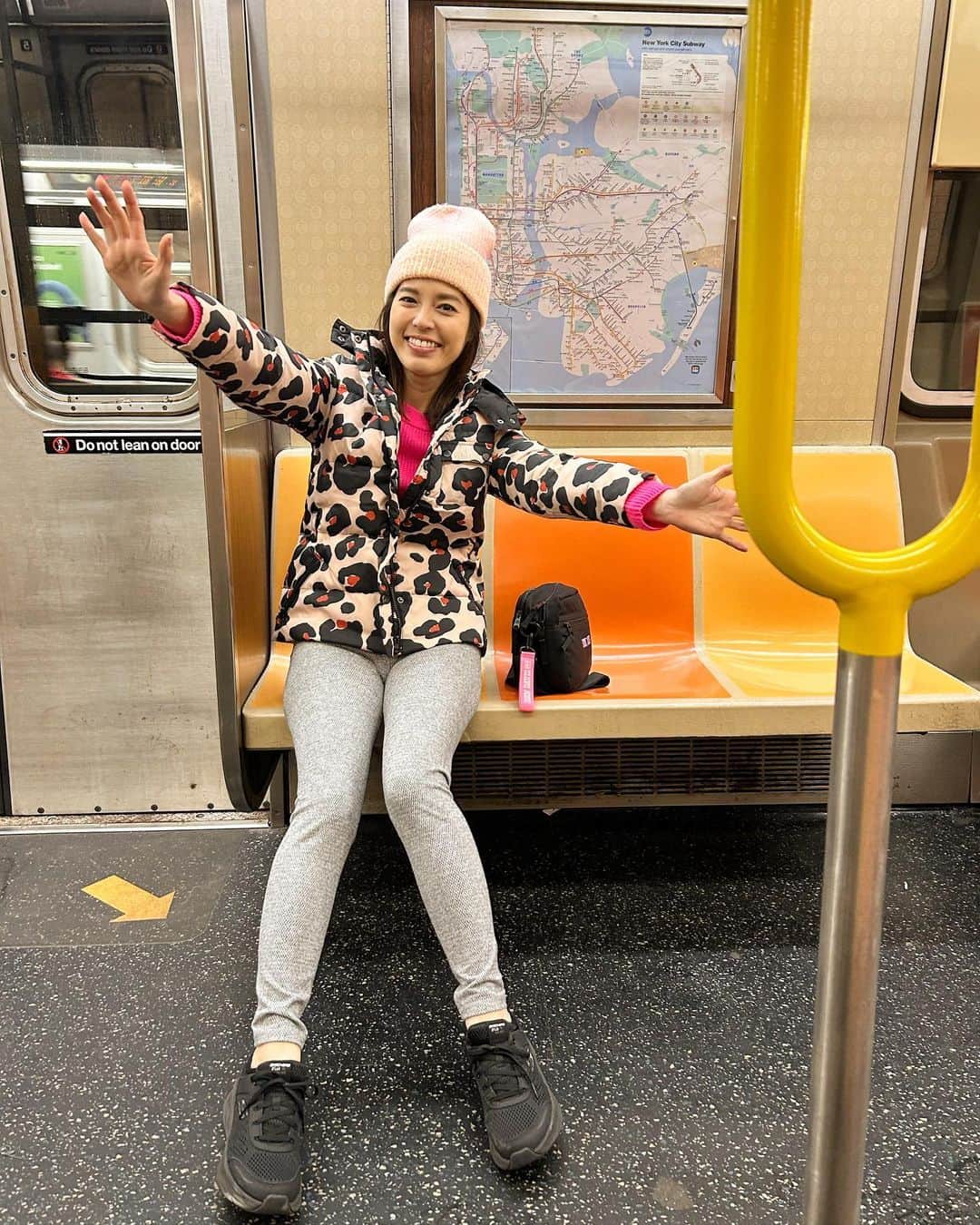 のインスタグラム：「たまたま誰もいない地下鉄🚇  #NYC #ニューヨーク #Barbie  #バービー #pink #ピンク #SUBWAY #神田愛花」