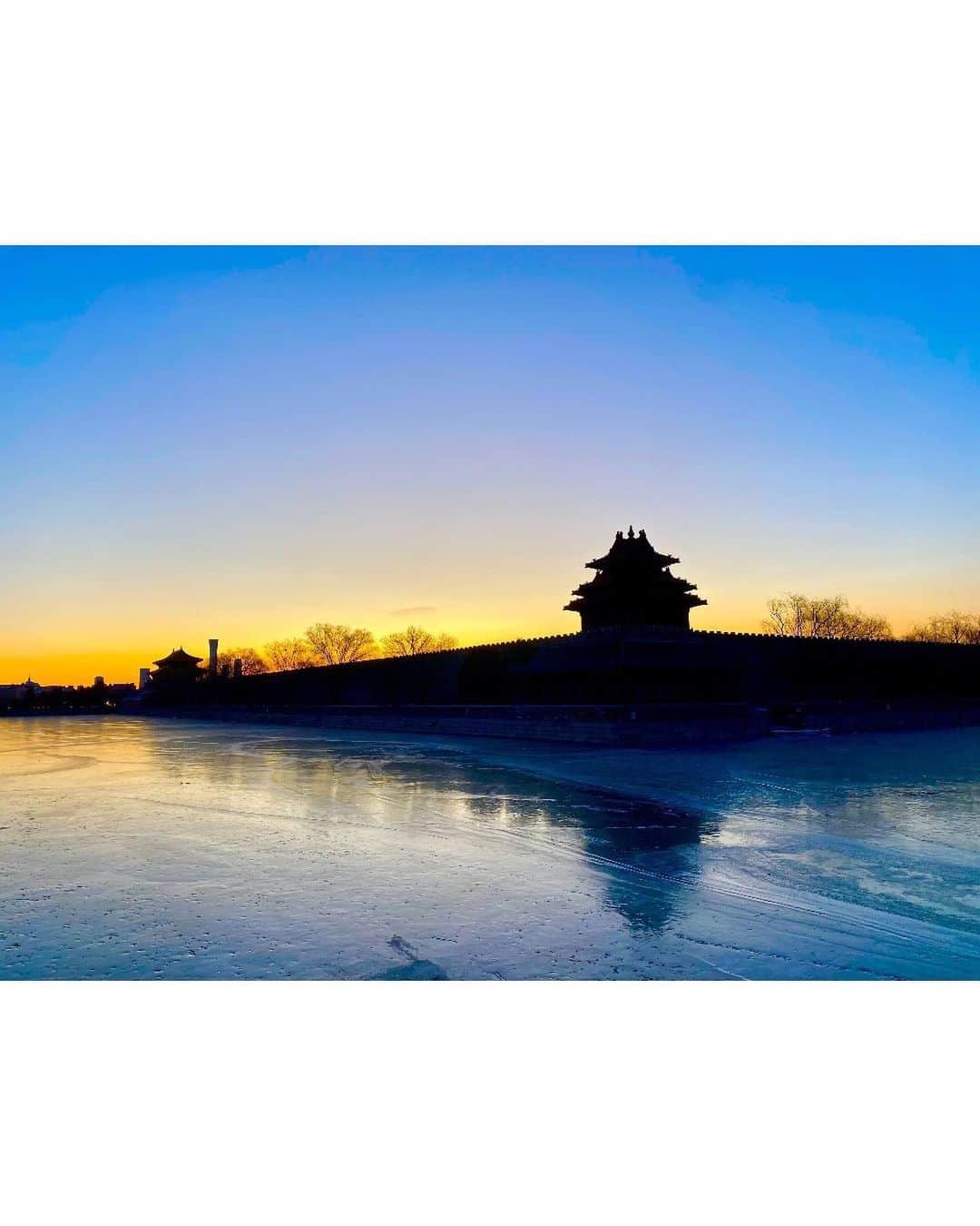 石沢綾子さんのインスタグラム写真 - (石沢綾子Instagram)「【🌟新年快乐🌟】 故宮・角楼越しの🌅 　 キンキンに冷えた、 でも澄んだ空気の中で見る朝日は それはそれは綺麗でした。 　 この街での生活がすっかり日常になったけど、 思い立って15分で、世界遺産越しの日の出を臨めるって 贅沢なことよねぇと改めて。 　 今年は制限なく 北京を 中国を 楽しめますように💫 　 休眠状態のインスタですが、 時々覗いてもらえたら嬉しいです🫶 （いや今年こそ頻回更新を、ってね） 　 2023年が皆さんにとって素晴らしいものになることを願って。 本年もよろしくお願いいたします🐇 　 　 #北京生活  #beijinglife  #北京  #故宮  #石沢綾子」1月4日 11時03分 - ayako__ishizawa