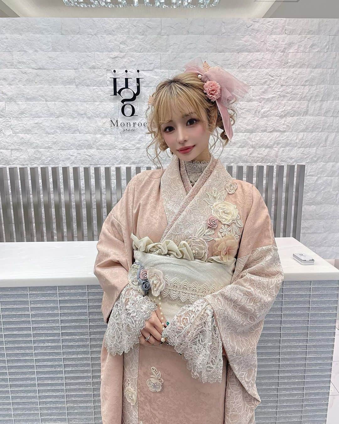のインスタグラム：「明けましておめでとうございます🐇 今日から仕事始め 今年もよろしくお願い致します✨ #2023   70万人ありがとうございます🙇‍♀️」