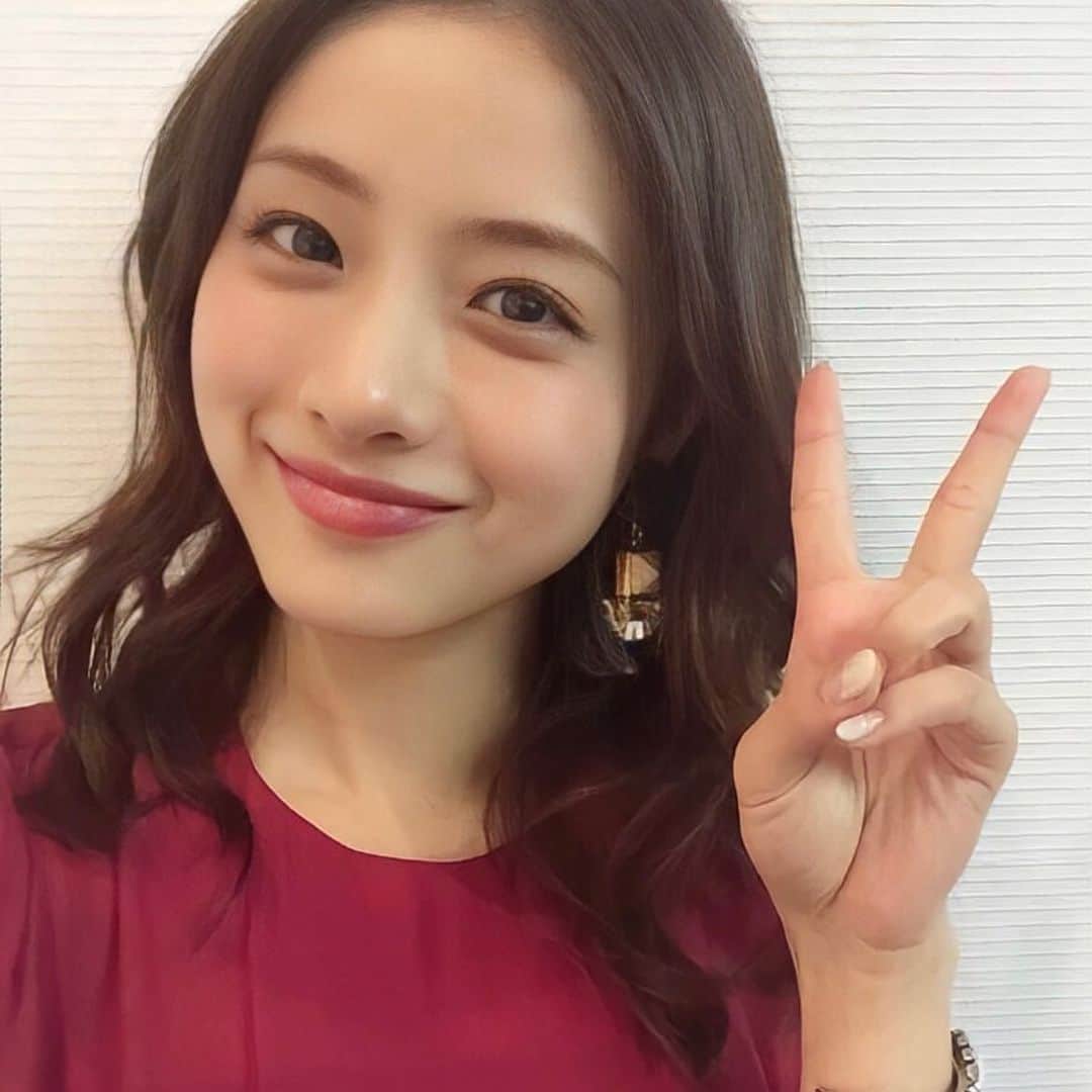 石原さとみ　ファンアカウントのインスタグラム：「あけましておめでとうございます！ 2023年もよろしくお願いいたします！ #石原さとみ さん #2023 #自撮り #5時から9時まで #前髪なし #ミディアム #巻き髪 #笑顔 #可愛い」