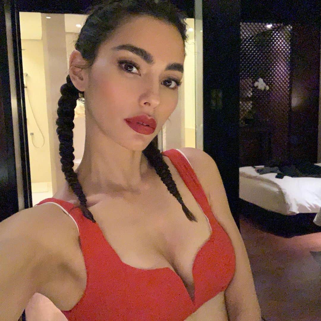 エイドリアン・ホーのインスタグラム：「MIA ☀️🌴😘」