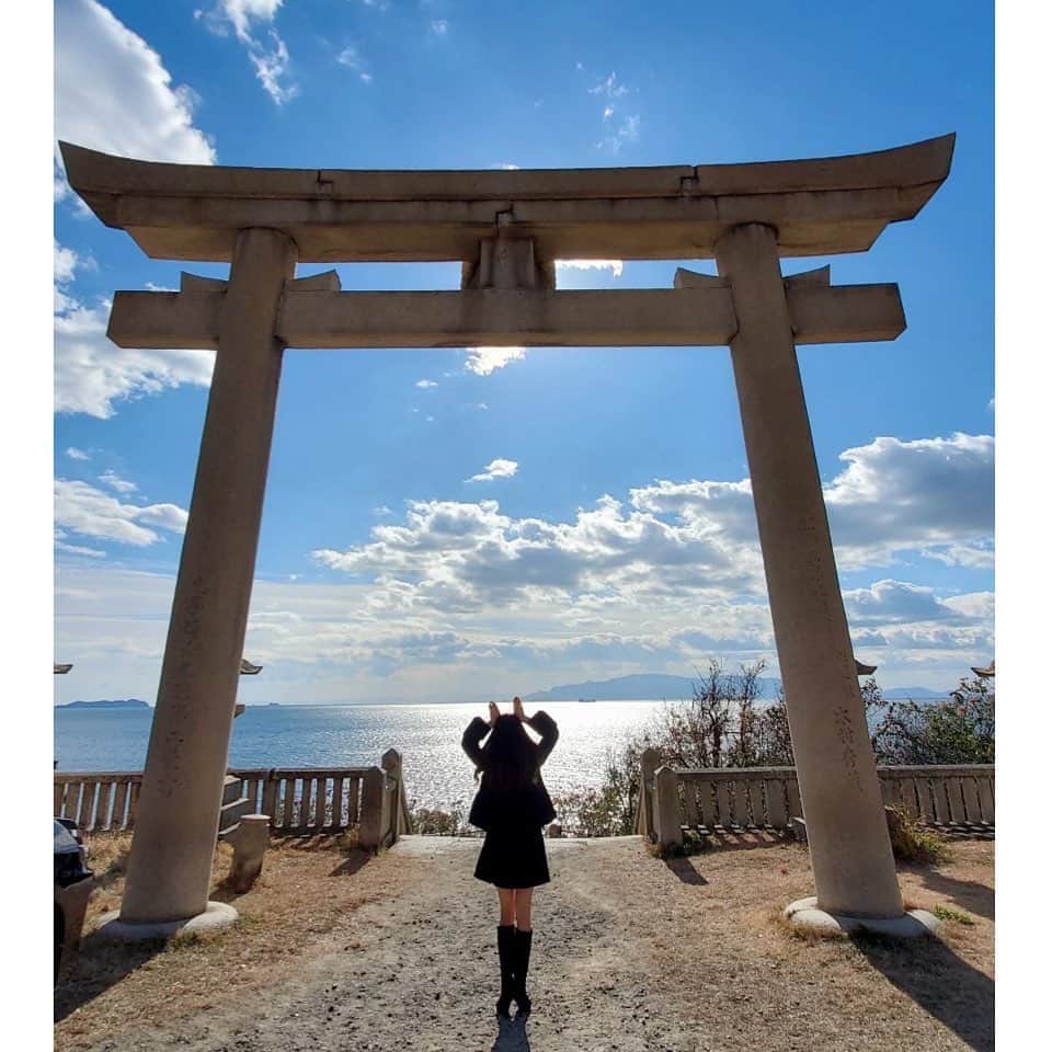 のインスタグラム：「🎍🐰  あけましておめでとうございます✨ 2023年も宜しくお願い致します♡  #お正月  #卯年 #うさぎポーズ🐰  #伊和都比売神社  #快晴☀️」