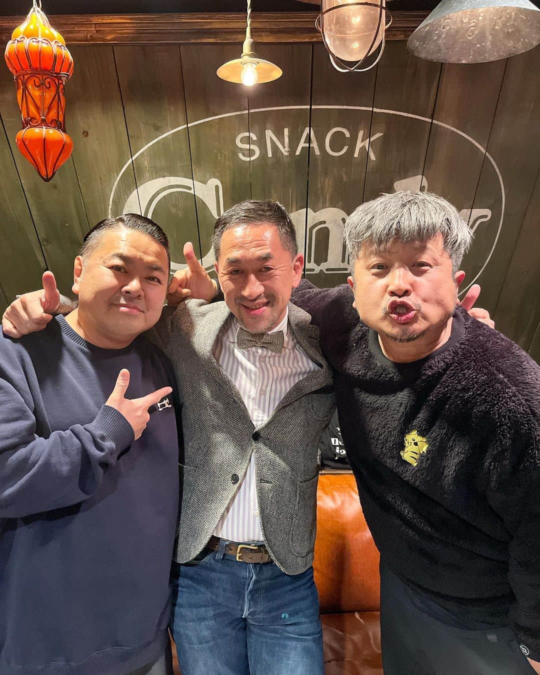 大地洋輔のインスタグラム：「真ん中にいるのは大谷さん同級生 『松くん』  元々大学時代に大谷さんと一瞬コンビ組んだ人  松くんが大学時代世界を回ってる時に、僕と銀座で出会ってコンビを組む事になったって事ですね  だから、一瞬大谷さんは 二股をかけてたって事すね 🤣🤣🤣  #ダイノジ  #大谷さんの元相方」
