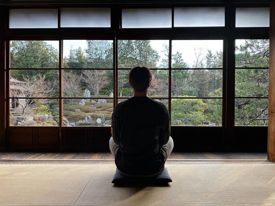 西川龍馬のインスタグラム：「朝から京都まで 自分を見つめ直す為、坐禅に。 心と体を整える。 #r5  #建仁寺  #両足院  #坐禅  #無意識  #整える #心  #体  #無意識高い系選手」