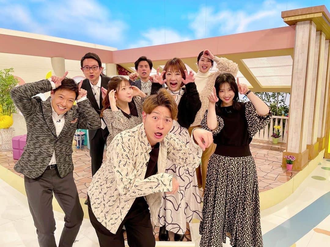 虎谷温子のインスタグラム：「明けましておめでとうございます🎍  今年も#すまたん よろしくお願い致します。 それぞれの生まれ年の干支のポーズで記念撮影📷誰が何の干支か、わかりますか！？ わからないなぁ〜と思って見ていたら @sumatanentame に答えが😊ちなみに私は、亥年です🐗🐗」