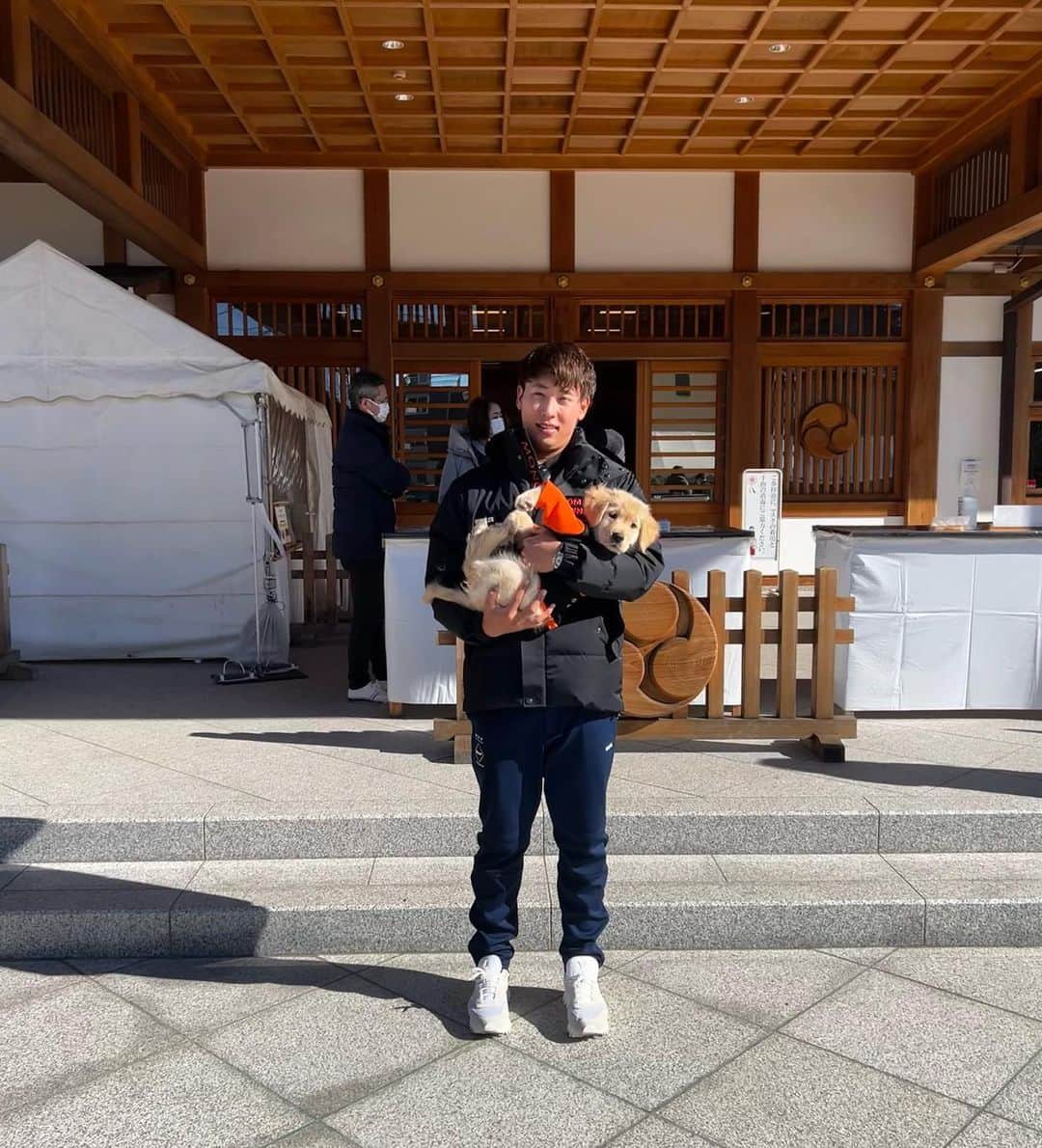 藤平尚真のインスタグラム：「. 新年明けましておめでとう御座います。  先日、母と愛犬と神社に行ってきました⛩  毎年、年初めの神社に行くと始まるなと 気持ちが引き締まります。  明日から、岸さんと自主トレに入ります。 見て学んで聞いて学んで、自分で考えて 有意義な時間にしたいと思います！  ちなみに、おみくじは大吉でした㊗️ #八剣神社　#藤平尚真」