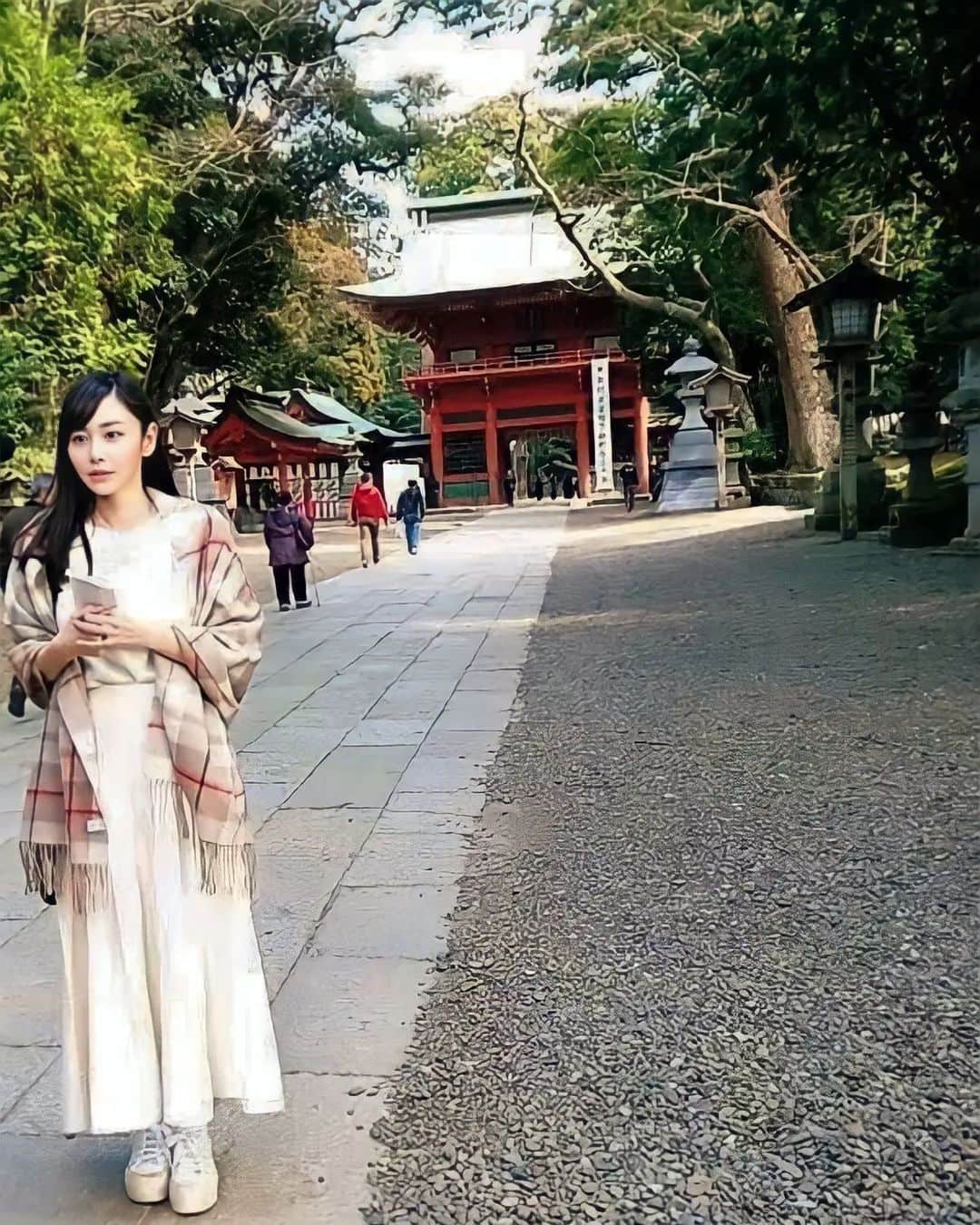 杉原杏璃のインスタグラム：「ふらふら...  東京でも初詣に行かなくては〜♫  近所の寺社とは別に、必ず行く神社が都内にあるんですが。。。  まだ人凄いよねー👯👯👯👯👯  と言いつつまだ都内には帰省していないので1月がギリギリ終わる前に行きましょう✨  初詣関係なく寺院やお城好き🏯なので、緑もいっぱいあるしのどかを感じながら♡  歴史的建造物を見ながら散歩に🚶‍♀️🚶‍♀️🚶‍♀️  株式市場は今日、大発会を迎えましたが  “卯跳ねる”とはいかないスタートですね  私は明日から仕事はじめにしようかな♫♫  ようやく今日はマッターーーリしてます  #初詣 #神社 #株式投資 #大発会」