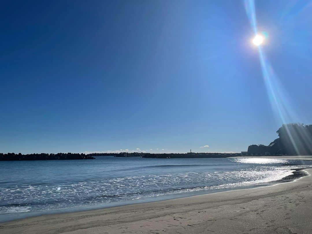 安田早紀のインスタグラム：「あけましておめでとうございます🎍✨  今年は地元でゆっくり過ごせました、また一年楽しく頑張るぞ😤  #大好きな海も眺めにいけました　#波の音をお届けしたいと思って動画を撮っているときに入る姉の声　#行き過ぎ #5回も言ってるところをみると相当波打ち際行き過ぎてる息子っちたち　#こんな行き過ぎ連呼する人はじめてきいた　#必死　#笑　#最後は電車がみえておーいって手を振る練習をしているところです　#誰も真似しない　#一番声でかい　#笑　#今年はインスタ更新頑張りたいと思います　#毎年言ってる」