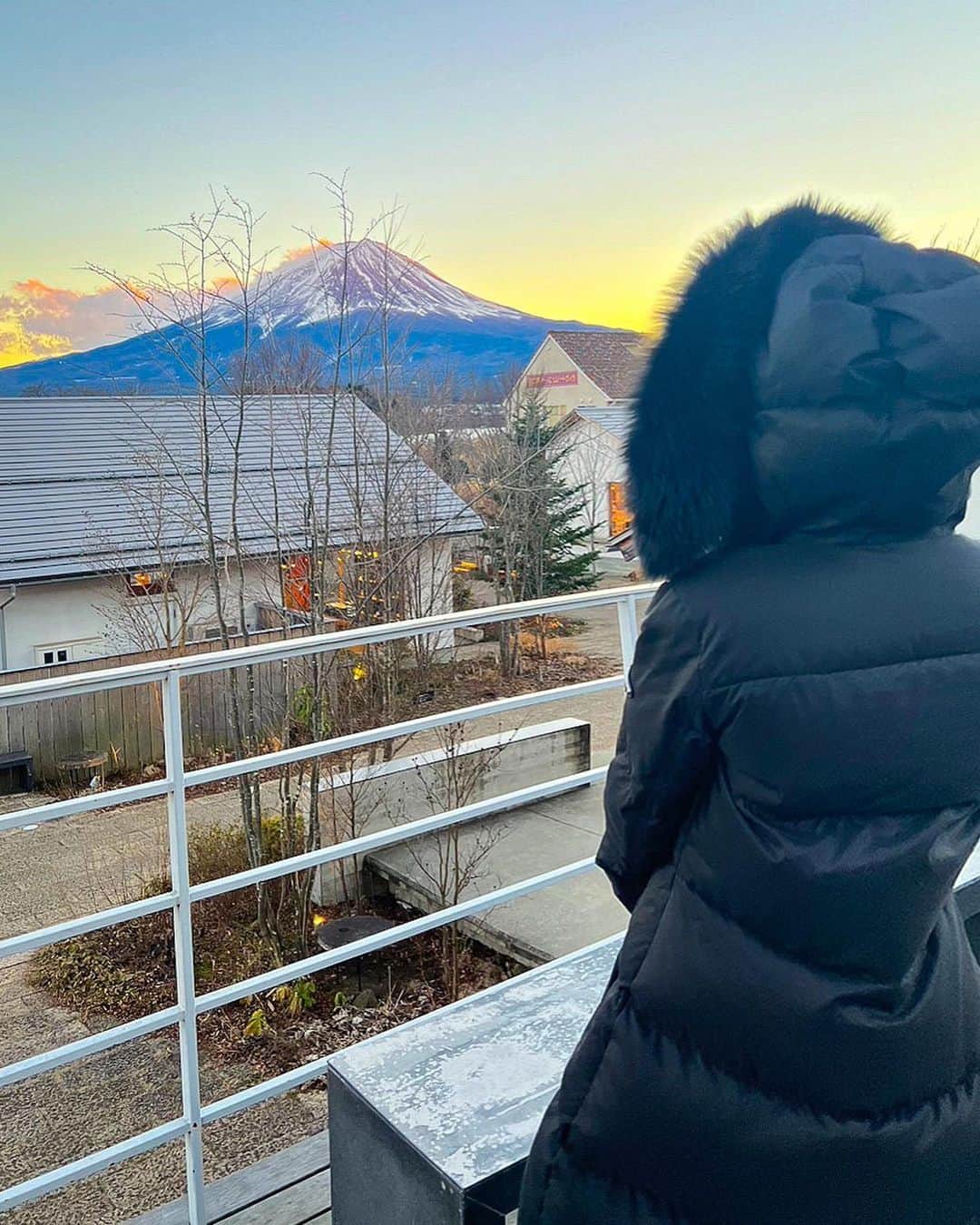 のインスタグラム：「. . 改めまして、 新年あけましておめでとうございます❤️ . . 今年もめちゃめちゃHapyyな1年になりそう😍🐇 おみくじも大吉だった♡ . 信じて突き進むぞぉ！！！ . . 樂〜GAKK〜 @bar_gakk は 本日より営業開始となります（≧∇≦） . . 本年もよろしくお願いいたします☺️✨ . . #happynewyear #あけましておめでとう #あけおめ #2023年 #卯年 #28歳 #山梨 #山梨県 #河口湖 #富士山 #PRADAダウン #ダウンジャケット #冬コーデ #アラサー #低身長 #instagood #likeforlikes」