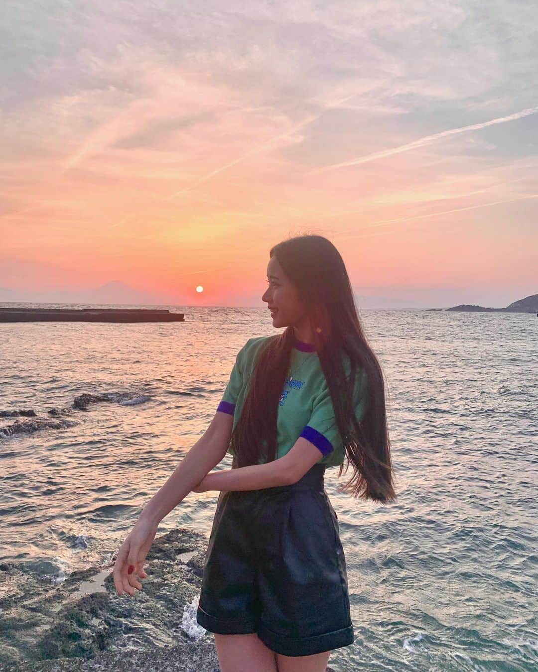 天翔天音のインスタグラム：「‪𓂃 𓈒𓏸  新年明けましておめでとうございます！🌇✨  今年はうさぎ年。 2023年が始まりますねっ🐇  天音は新年の新たな目標を立てています！  皆さんはどんなお正月を過ごしましたか⁇ 今年も皆さんにとって素敵な1年になりますように。  2023年も頑張ります！どうぞ宜しくお願いします🤍  #happynewyear #2023 #新年 #お正月 #天翔天音 #05 #ootd #sjk #夕陽」