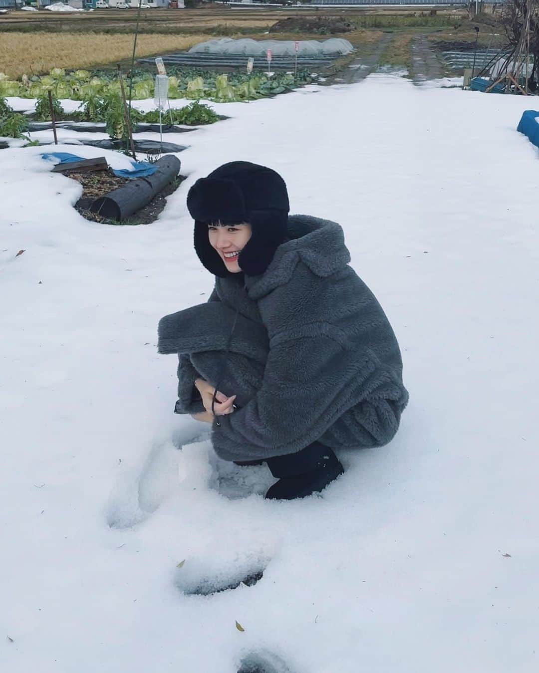 新井貴子のインスタグラム：「Happy 2023🎍🎌  冬の新潟にお邪魔いたしました🦢 寒かったけど、それ以上に人の温かさにほっこりした時間でした。  久々にゆったりとした時間の中でふと自分を振り返った時に、 どんな事があっても自分を信じて歩んでいれば一つ一つが点で繋がっているんだなと実感しました。 これからも常に自分に後悔のない選択で歩むことを心がけていきたいです🌈  そんな新年の第一歩、隣の一歩(31cm👣)がデカすぎて掻き消されそうになりましたが、このあと踏みつけました🥹  皆さんにとって、また大切な一年となりますように💫 今年もよろしくお願いいたします🤲🏻」