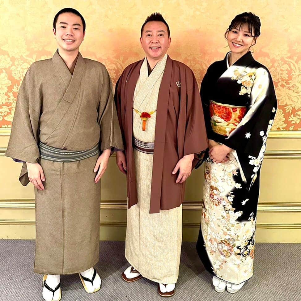 林家たい平のインスタグラム：「正月三日。椿山荘にて新春初笑い！あずみちゃんと、さく平君と。」