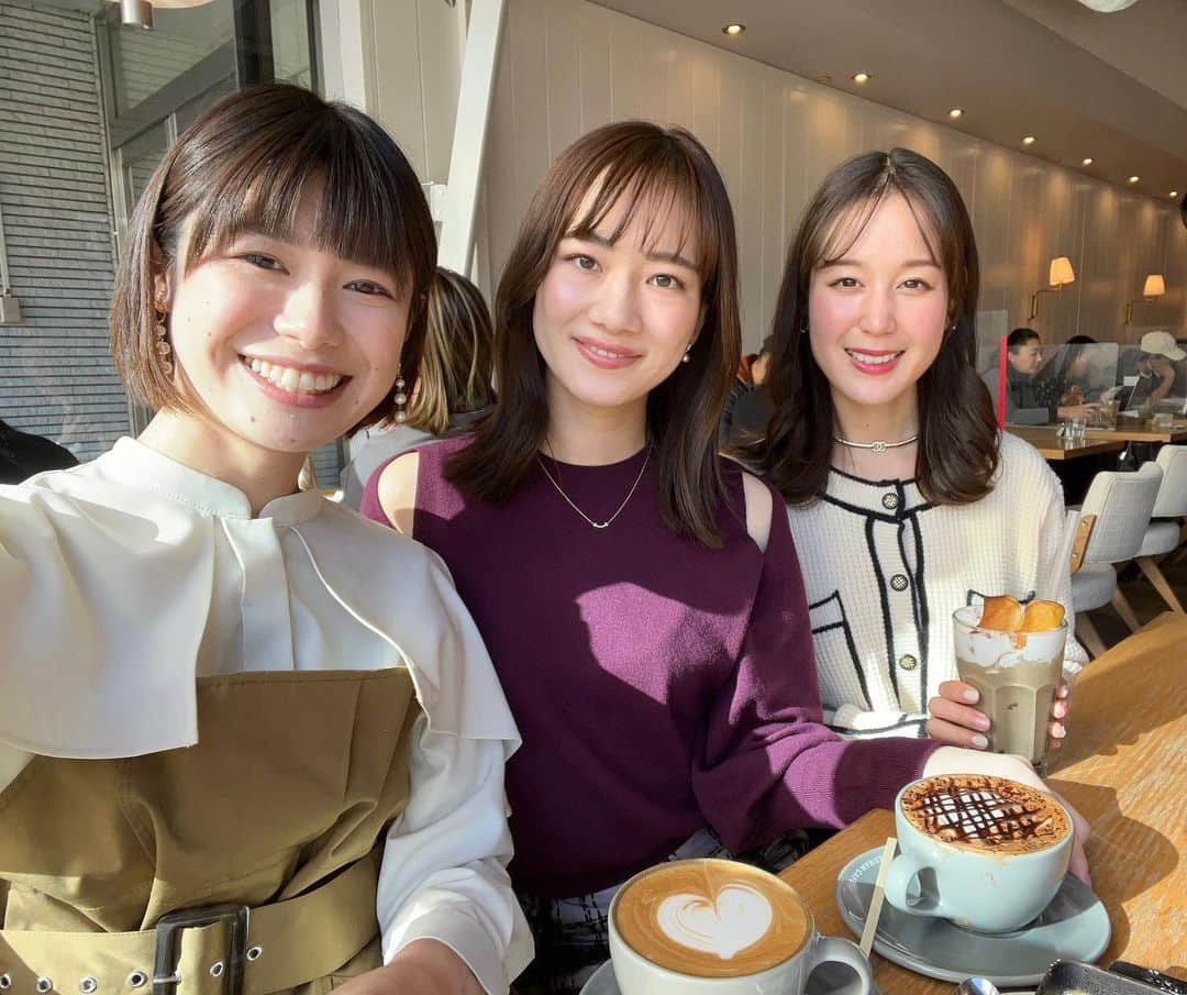 のインスタグラム：「2022年最後には アナウンススクール時代からの大好きな友人に会えました❤️ ⁡ 浅見アナ @maho.asami_oab とは3年ぶり…😭 会うと久しぶりな感じがしない、変わらずホッとする存在でした🥺💕 ⁡ 皆さま良いお年をお迎えください🎍✨ ⁡ #2022 #来年もよろしくお願いします ♡」