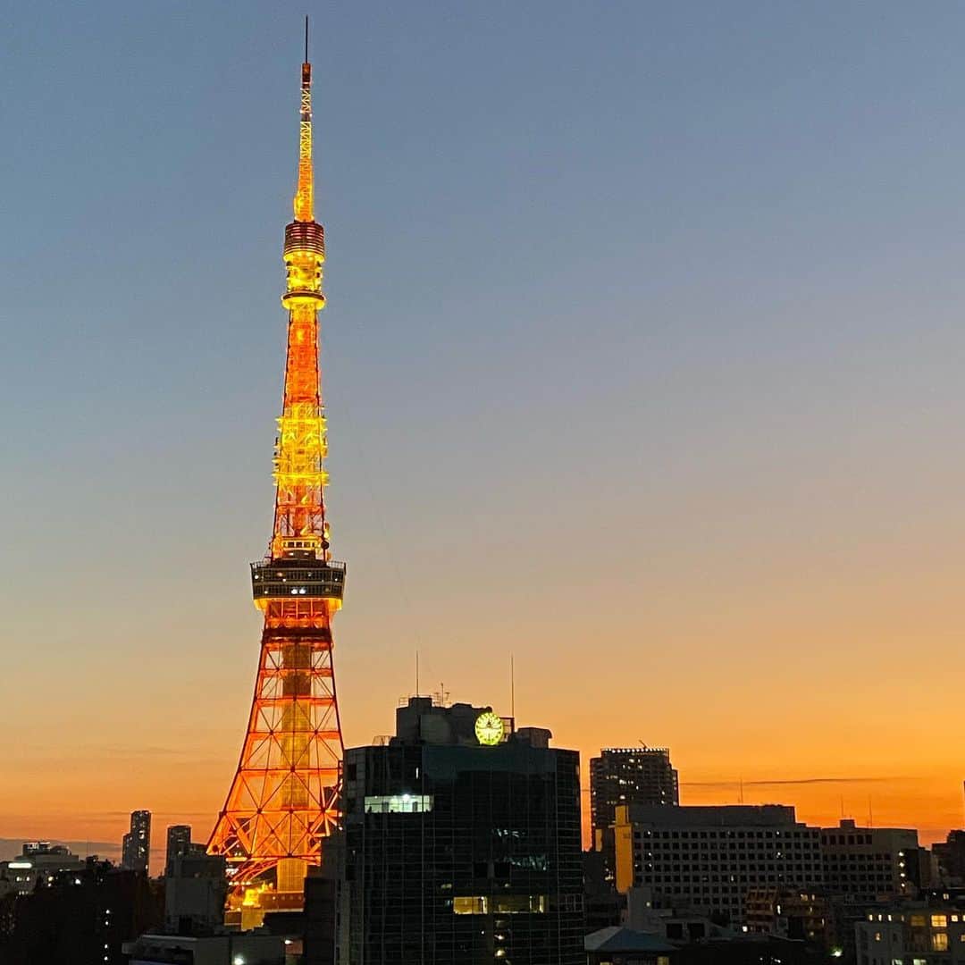 Shokoさんのインスタグラム写真 - (ShokoInstagram)「Last view of Tokyo tower 2022.  My holiday back home will soon be over and I will have to go back to my other home in Singapore. I’m already getting home sick even though I haven’t even left Tokyo yet..   Im sure many of you are living aboard away from their home country due to various reasons.   There’s always this mixed feelings, as much as I miss Tokyo, I do feel that there’s pros and cons of living here.   But I’m glad and happy that I finally was able to come back to see family and friends to end the year 2022.」12月31日 17時27分 - simplytokyo