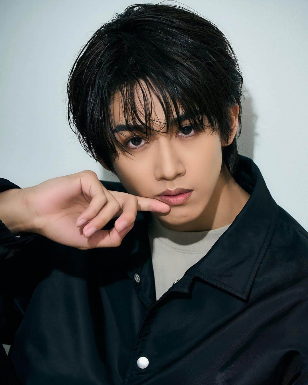 高橋聖那のインスタグラム：「． 2022年ありがとうございました！  来年は人生で一番わくわくする年になりそうで、 皆にお届けするのが楽しみです  良いお年を〜！  #2022 #1231  hair / Shota Suzuki @shota_superbly  make / Satsuki Takahashi @kmpm.97  camera / Yuiki Hayakawa @heron214」