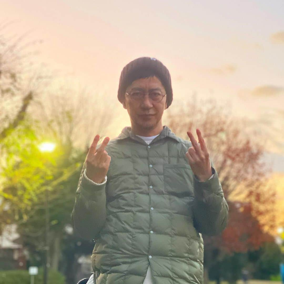 オクイシュージさんのインスタグラム写真 - (オクイシュージInstagram)「2022年 今年も沢山の出会いがありました。 長い付き合いとなる人、 その時だけの人、ひきこもごも。 いずれにせよ 時は瞬間瞬間の積み重ねなので、 共に過ごした瞬間は尊い。 ありがとうございました。 みなさん良いお年を。 #2022#12月31日#オクイシュージ」12月31日 17時35分 - shujiokui