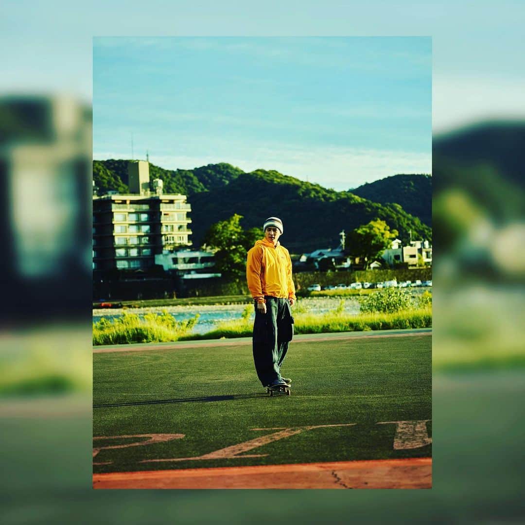 のインスタグラム：「シティープロモーション冊子 「エエトコタント岐阜市2022」で撮影した写真のオフショットです✌🏼  オシャレな写真がたっっくさん撮れたので🙆‍♂️ ぜひ冊子も見て下さいねっ！ インタビューの模様も載っています！✨  #岐阜  #岐阜市  #岐阜市プロモーション大使  #エエトコタント岐阜市  #オシャレ  #ストリートファッション  #マジプリ  #永田薫」