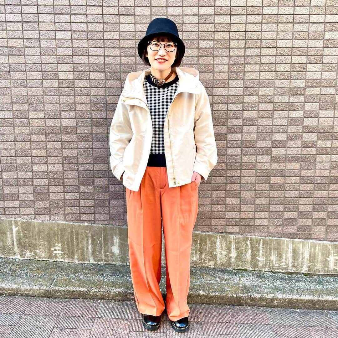 松浦志穂のインスタグラム：「大晦日は靴とチョーカー以外全てGUコーデ。11月にGUさんのライブ配信のいいねバトルで優勝させていただきましてGUのおしゃリスタさんが全身私に似合うであろうコーデを選んでくれてプレゼントしてくれたのです。 新しい自分という感じです。 皆さんもお近くのGUの店舗にいるおしゃリスタさんにいろいろ相談してお買い物した方がいいですよっ！🥰☝️ せっかくなので大晦日に全身おニューの服を着ました。  2枚目は写真撮ってくれた @wakita_shishigashira  さんが突然屁をこいた時。結局ふいの屁とかが一番笑うね😇  今年も一年大変お世話になりました。 皆さま良いお年をお迎えください🎍⛩」