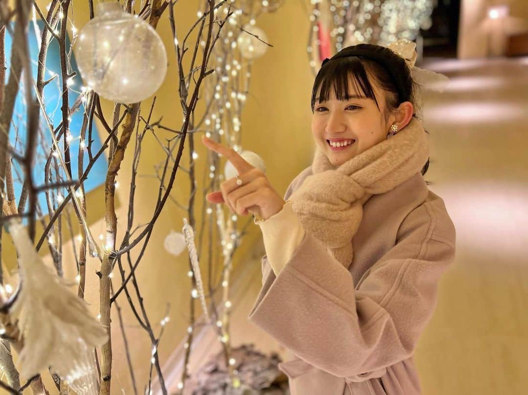 長谷川里桃のインスタグラム：「⁡ ⁡ 2022年、ありがとうございましたꕤ.｡ ⁡ ⁡ 本当に人生ってなにが起こるかわからないなと痛感する、 驚きと挑戦と嬉しいに溢れた1年でした。 ⁡ ⁡ 苦しい時は、あたたかく支えてくださる人や 的確なアドバイスをくれた人がいて 悩んだ時には、笑い飛ばしてくれたり じっと話を聞いてくれた人がいて。 ⁡ ⁡ そして、大きな挑戦にも毎日優しく応援してくれて 嬉しいも楽しいも共有してくれるみんながいました。 ⁡ ⁡ ⁡ いつも、自分ってツイてるなと思うのですが こんな私が、こんなにも幸せな経験を重ねながら 毎年過ごせているのは 紛れもなくずっとそばにいてくれる皆さまのおかげです。 ⁡ ⁡ ずっと前から応援してくれているあなた 今年知ってくれたあなた 本当にありがとう。 ⁡ 私にとってかけがえのない存在です。 ⁡ ⁡ 来年もあなたの笑顔を見られるように がんばるね¨̮♡ ⁡ 2023年も楽しくふわふわと...🐇🤍 ⁡ ⁡ 写真は、より普段らしいのを選んでみました。 力の抜けた雰囲気ですが たぶんきっと、私らしいのでしょう。笑 ⁡ ⁡ ⁡ 大好きなみんな。よいお年をお迎えください💫」