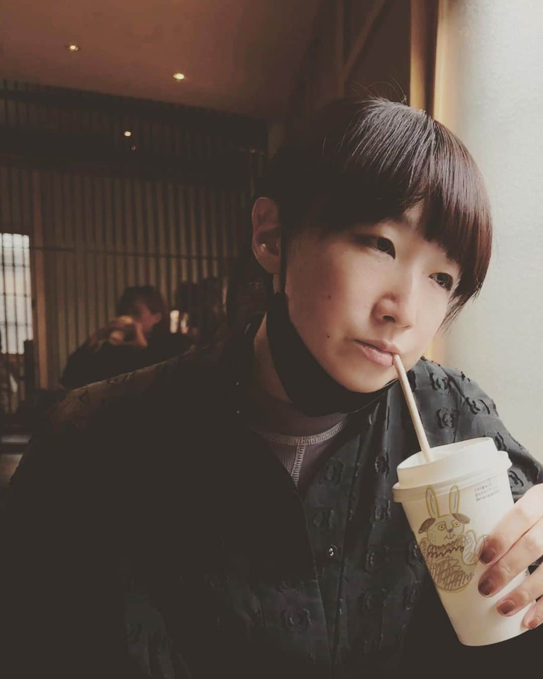 たむらぱんさんのインスタグラム写真 - (たむらぱんInstagram)「何とも言えないきもちになる日もありますが 来年は皆さまとどこかで会えますように！ どうぞ良いお年をお迎えください😌 うさぎいぬも見守っている。  #2022 #2023  #顔に出る」12月31日 17時45分 - _tamurapan_