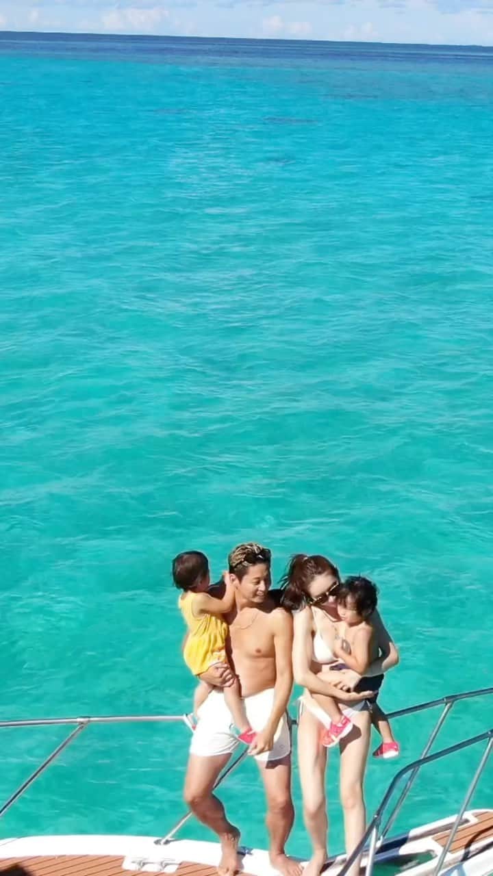 のインスタグラム：「Bye and thank you 2022 👋  夏に撮った動画をー 最後にバタバタ泳いでるっていうか必死に浮いてるんだけど(泳げない人) 今年１年を表すいい動画だなと😂 バタバタしてて、やったことないことにいっぱい挑戦して 不器用ながら一生懸命前に進もうとしました。 そんな中　@keiji_papa_ が優しく手を繋いでくれて リードしてくれて、とても心強かった、 そんな感じ😆  皆様にもたくさん支えられました！  来年も黒木家をよろしくお願いします❤️  いっぱい皆様に伝えたいことあるんだけど、 簡潔に　thank you so so much.  皆様にとって 今年を感じる1文字で表すとしたら 何かな？ 教えて❤️  I hope everyone has a beautiful new years.   See you in 2023」