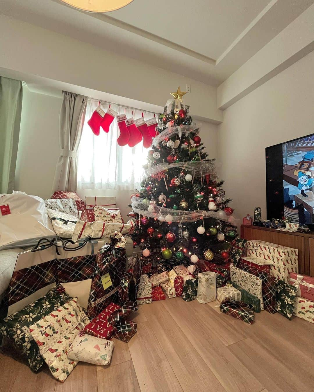 Shinjyu Lou Reid/リード真珠のインスタグラム：「My very first time hosting a Christmas Dinner 🎄 Literally took us 3 hours to open all the presents 💐🎁 Already looking forward to our next Christmas get together 🥹  家族みんなを新居に迎えてはじめてクリスマスディナーをホストしました🍽  職場でもよく言われる天上に届きそうな大きなツリーの周りには 過去最大の数のプレゼント🎁  私はクリスマス前に熱と嘔吐🤮で体調崩して、あまりディナーが食べれなかったけど 海外に住む妹夫婦も参加できて 幸せな時間を過ごしました♡」