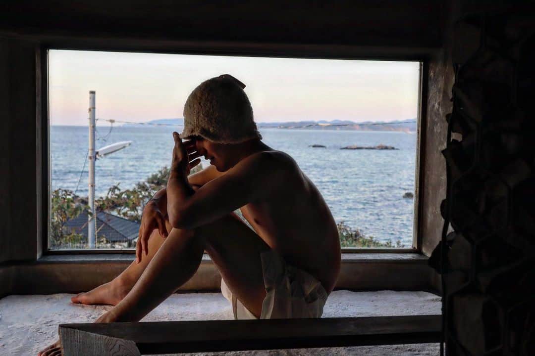 のインスタグラム：「2022年もお世話になりました⚡️  来年もいろんなところ行きたいな〜🧖‍♀️  みなさんご一緒願います🫡  #良いお年を」