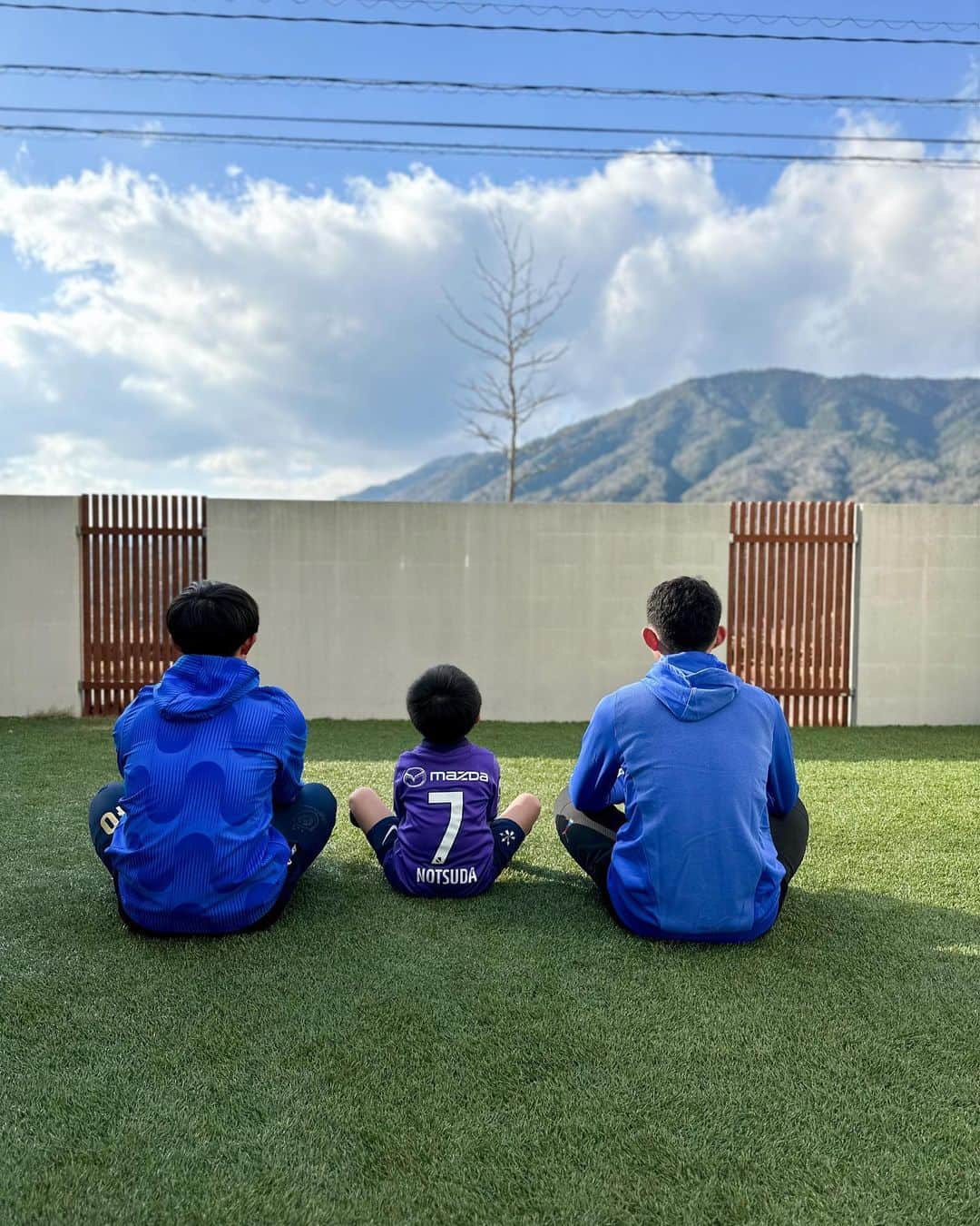 佐藤寿人さんのインスタグラム写真 - (佐藤寿人Instagram)「2022年 大晦日  今年、息子たちは3人揃って新たな環境を迎えました  サッカーに、勉強に、友達との時間  三者三様に充実した時間を過ごしてくれていたら嬉しいですね  世の中のニュースを見て、当たり前の事が当たり前ではないという事を、目にしたり耳にしたりと子供ながらに感じることも多かったと思います  自分自身と向き合いながらも、周りを見渡せる、そんな大人に育ってほしいと思います  子供たちの小さな変化に親は大きな嬉しさを感じますが、来年も子供たちなりに精一杯、目の前の事に向き合ってほしいと思います  父もまだまだ負けていられません  また来年も目の前の事に、精一杯向き合っていきたいと思います  2022年もありがとうございました  #2022 #大晦日 #年末のご挨拶 #感謝 #長男 #次男 #三男 #佐藤家 #広島」12月31日 17時53分 - hisato_sato11official