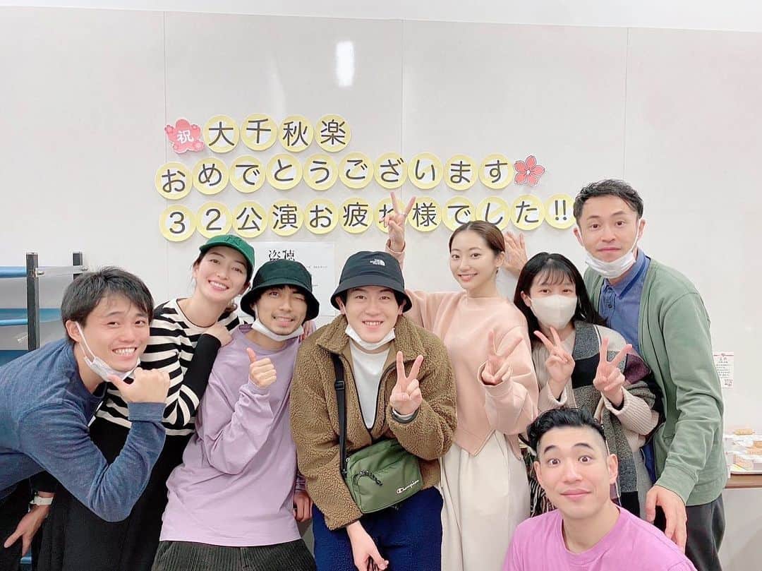 上野なつひのインスタグラム：「2022年も残りわずか。 今年は実りと経験、出会い、新しいスタートがある本当に充実した年になりました😌  なんと言っても3年ぶりの舞台「盗聴」が今年の1番の思い出✨  17年振りの西田さん作品の舞台に出れたこと。 そして座長の濱ちゃん始め、最高に楽しくて稽古から本番まで充実チームでした✨ 今振り返っても愛おしい…一生残るメンバーです😌 そんな舞台で出会えたお客様も沢山いて毎日が楽しい日々でした☺️  また会えたらいいなぁなんて思いながらの年の瀬✨  さぁ2023年も更に飛躍の年になると思うので（うふふ笑）新しい年をワクワクしながら待ちたいと思います。  そして2022年もInstagramを通じて皆様と関われたこと感謝しております❤️ 沢山お世話になりました✨素敵な年越しをお過ごしください！ ではまたすぐ新年で…👋🏻 #舞台盗聴　 #年越し #2022」