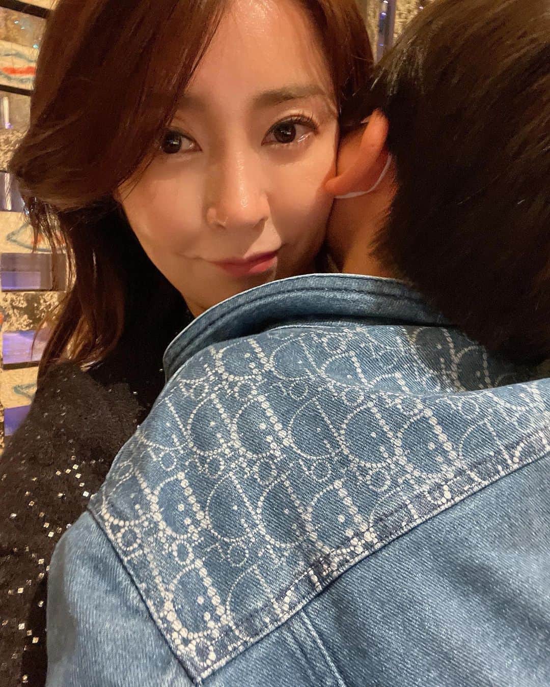 川村ひかるのインスタグラム：「❤︎  今年は家族で大阪にもいきました🚅  W Hotelに泊まって鉄板焼き食べて途中で寝てしまった息子を抱っこしてると…いつまでこんな時間を過ごせるかな〜と成長の早さに寂しくなりました🥹🥲  夜の大阪のイルミネーションをみて楽しかった🎵  #家族旅行  #2022思い出」
