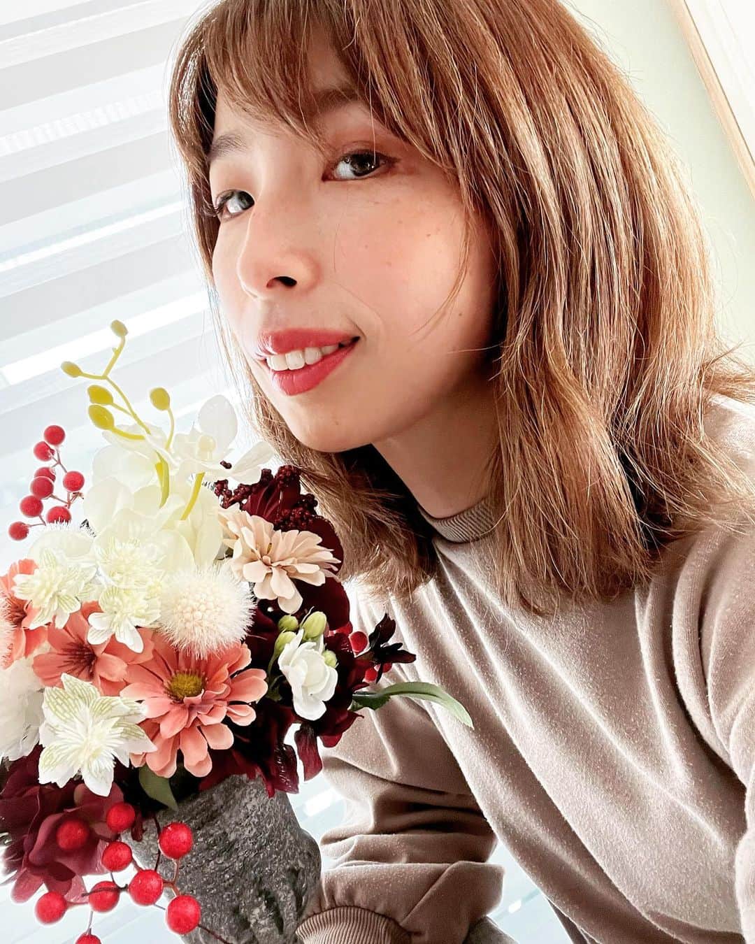 山口リサのインスタグラム：「本年もお世話になりました❤️ 2022年は色んなことに挑戦できた一年でした✨ライブ復帰や制作再スタート…様々なシーンで手を差し伸べてくれてありがとうございました🥰🌸  子供がいるからと何事も諦めず、限られた時間の中で何ができるのか考えた1年。母が納得できる働き方というのはこれからも課題なのだけど、そのための準備の日々だった気がする🤔  バラバラに撒いた種が少しずつ芽を出して、来年はできれば色んな花を咲かさられるように精一杯生きようと思います❣️💐  名もなき日々の歌詞から…  咲いてる花だけが美しいわけじゃない 耐え忍ぶ冬の日も 私たちは待つ春の陽  皆様の迎える一年も彩り豊かな一年になりますように❤️  2022.12.31」