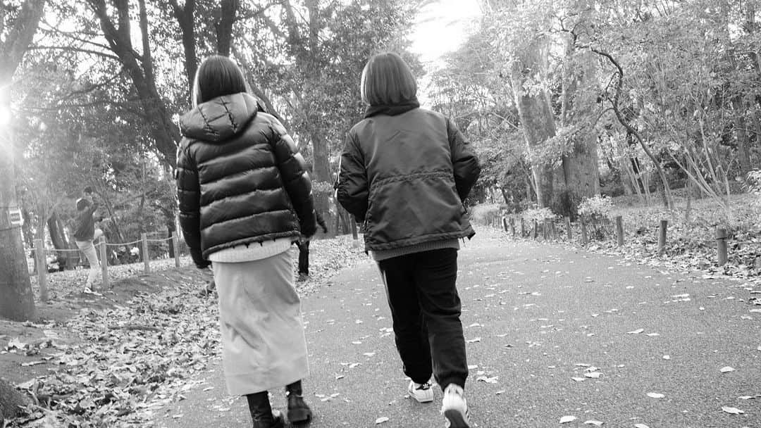 鮫島彩のインスタグラム：「⁡ ⁡ お散歩納め♡ ⁡ ⁡ 来年はどこの公園をお散歩しようかね🤗 ⁡ ⁡ ⁡ #藤井瑞希 #神マネージャー #マネカメラ #写真ブレてるよ #来年も大人しくは歩きません ⁡ ⁡」