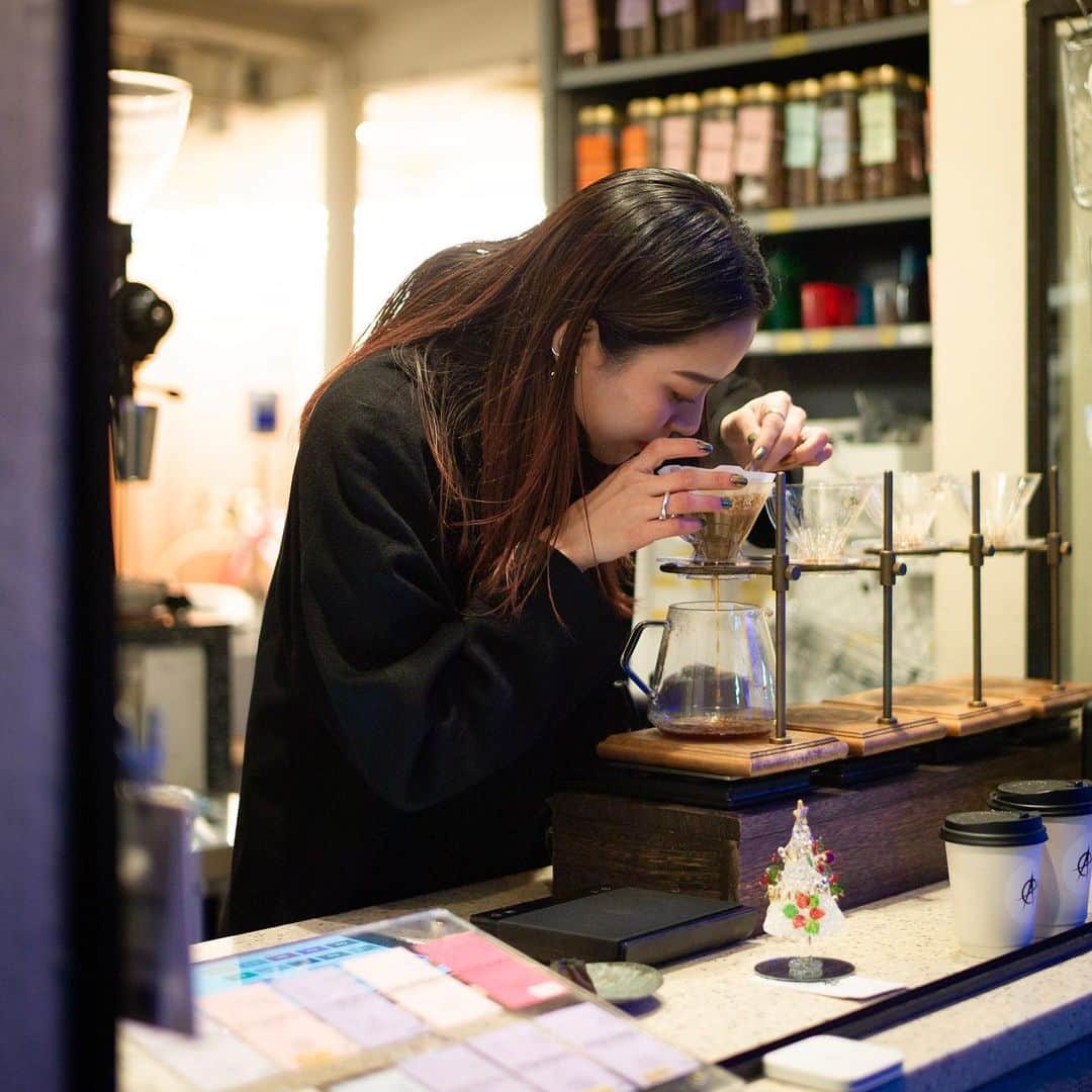 徳田祐里さんのインスタグラム写真 - (徳田祐里Instagram)「⁡ ⁡ 怒涛の、目まぐるしく過ぎた1年！ コーヒーで生きる。30歳でお店を持つっていう 明確な目標を人生で初めて持った1年。 ⁡ いつも目の前のことでいっぱいで余裕の無い私だけれど、来年はもう少し余裕ができればいいな。 ⁡ いつのまにか幸福を感じなくなった芸能 思い切ってやめてみたら これだ！！と思うものが向こうからやってきてくれた。人生で最高の1年だった。 ⁡ そして芸能をやめてからも変わらず会いにきてくれて、ずっと応援してますって言ってくれる人たちがたくさんいて 自分は自分だったと気がつけた。 本当に人にも職場にも、フォロワーさんにも恵まれてる。すべてに感謝 ⁡ 今度は芸能じゃなくて コーヒーですごいヤツになっていく私を見ててください💘 来年もこんな私をよろしくお願いいたします。 ⁡ Thx ph @tomo__110」12月31日 17時59分 - yuuri8115